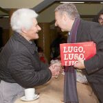Blanco saluda a una vecina de Lugo, donde el PSOE repartió propaganda electoral