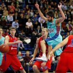 Juan Carlos Navarro salta ante los jugadores del CSKA Viktor Khryapa, centro, y Nenad Krstic, derecha