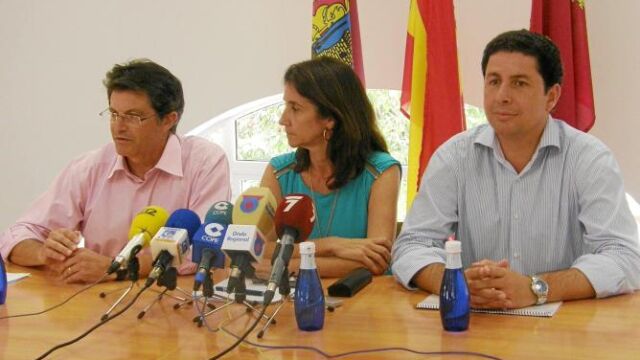 El alcalde de Lorca, Francisco Jódar, la comisionada del Gobierno en la ciudad, Inmaculada García y el consejero de Obras Públicas y Ordenación del Territorio, Antonio Sevilla, ayer tras la reunión que mantuvieron en el Ayuntamiento de la Ciudad del Sol