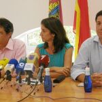 El alcalde de Lorca, Francisco Jódar, la comisionada del Gobierno en la ciudad, Inmaculada García y el consejero de Obras Públicas y Ordenación del Territorio, Antonio Sevilla, ayer tras la reunión que mantuvieron en el Ayuntamiento de la Ciudad del Sol