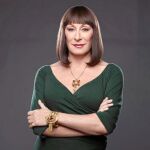Anjelica Huston toma el mando