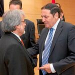 El consejero de Sanidad, Antonio María Sáez Aguado, conversa con el procurador del grupo mixto José María Glez.