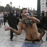 La Policía emplea gases lacrimógenos y detiene a decenas de manifestantes en la protesta contra Merkel