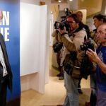 El autor de «Los versos satánicos», ayer, sin escolta, en Madrid