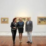 Consuelo Císcar, Paz Olmos y Javier Pérez Rojas en la exposición, donde se exhibe «Monaguillo tocando la zambomba»