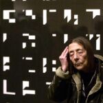 Imagen de Elena Asins, junto a su obra "Canons 22"