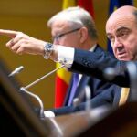 Luis de Guindos junto al comisario europeo de Asuntos Económicos, Olli Rehn