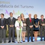 El consejero de Turismo, Comercio y Deporte, Luciano Alonso, con todos los premiados tras la gala celebrada en Gibralfaro