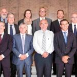 Todó, en mangas de camisa, con el consejo de administración del nuevo banco que se reunió ayer por primera vez
