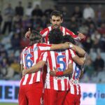 Los jugadores del Atlético de Madrid celebran el primer gol de su equipo, materializado por el delantero colombiano Radamel Falcao