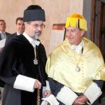 El rector de la Universidad de Salamanca, Daniel Hernández, saluda al director general de la Policía, Ignacio Cosidó, en presencia de García Nieto