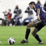 Di María intenta deshacerse de la presión de dos jugadores rayistas. El argentino sirvió el primer gol en bandeja a Benzema