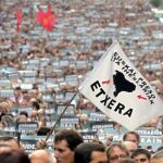 Los presos de ETA escenifican su apoyo al «Acuerdo de Guernica»