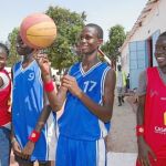 Un grupo de niños senegaleses en una de las canchas construidas por la FEB