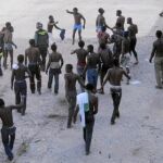 Un grupo de inmigrantes, ayer, tras saltar la valla de la frontera de Melilla