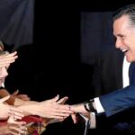 Romney saluda ayer a los asistentes a uno de sus mítines de campaña en Wisconsin