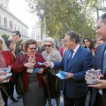 El alcalde, Juan Ignacio Zoido, y el presidente del PP de Sevilla, José Luis Sanz, repartiendo propaganda