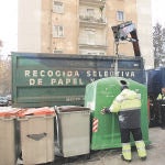 Unos operarios recogen de los contenderores los envases reciclados en las calles de Valladolid
