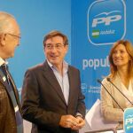 Jaime Raynaud, Rafael Carmona y Alicia Martínez, ayer, en la sede regional del PP en Sevilla