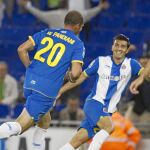 El argentino Dátolo acude a felicitar a Pandiani por su gol