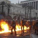 El Parlamento griego aprueba el plan de recortes pactado con la troika