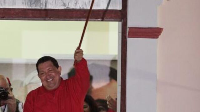 Hugo Chávez, ondeando una bandera de su país, tras la victoria electoral