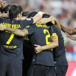 LOS JUGADORESdel Barça celebran el tanto del triunfo ante el Sporting