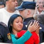La madre víctima del asalto junto a su hijo.