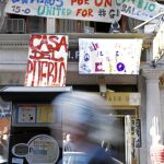 Los «indignados» comenzaron ayer el acondicionamiento de su nuevo asentamiento, aunque falta por determinar el uso que le darán