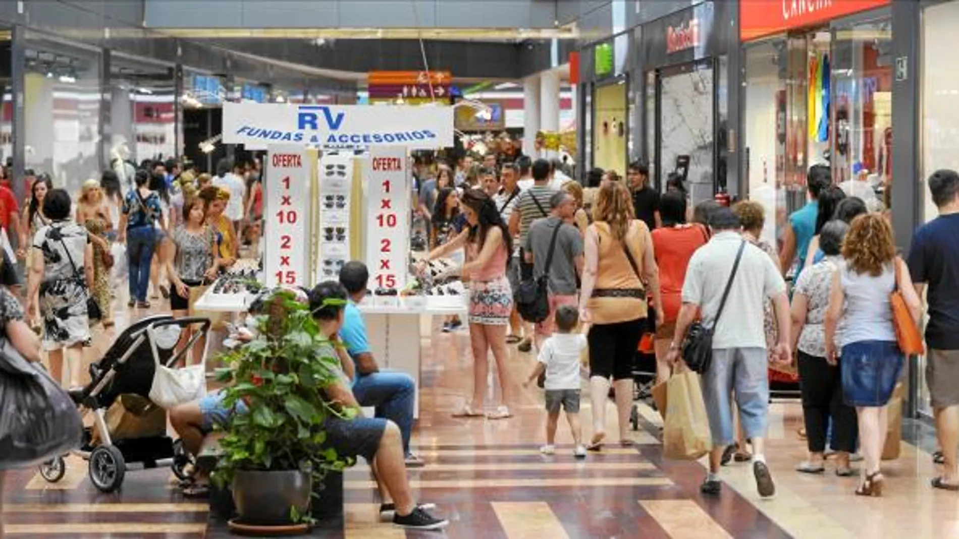 Los descuentos en los comercios de Murcia comienzan con rebajas de hasta un 70 por ciento