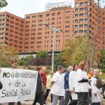 Unos 500 trabajadores de Vall d'Hebron y vecinos cortaron los laterales de la ronda de Dalt en defensa del sistema sanitario público