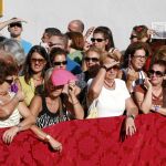 Numerosos vecinos de Sevilla se acercaron al Palacio de Dueñas para celebrar junto a la Duquesa este día tan especial. Canciones, disfraces y diversos souvenirs fueron los regalos
