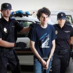 El joven ha llegado a los juzgados sobre las 16.08 horas esposado y con la cabeza descubierta