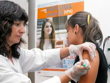 Una joven se vacuna contra el virus del Papiloma Humano Una joven se vacuna contra el virus del Papiloma Humano