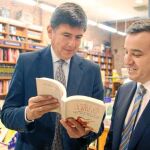 El autor, José Ramón Alonso, junto al editor y exministro Manuel Pimentel