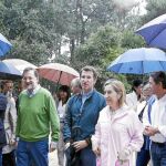 El presidente del Gobierno, Mariano Rajoy, que pasa unos días en Galicia, se reunió ayer con Alberto Núñez Feijóo y miembros del PP de Pontevedra.