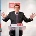 El lendakari en funciones, Patxi López, ayer en Bilbao, donde anunció que sigue «al frente» del PSE