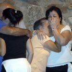 Familiares de las víctimas, entre ellas la abuela paterna (2d), llegan al domicilio, en la calle Cancio Uribe de Jaén