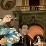 Imagen del diestro saliendo a hombros por la Puerta del Príncipe de Sevilla