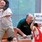 Desalojo en la Asamblea: 13 invitados del PSOE montan bulla