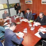 Representantes de la Junta y del Ayuntamiento, ayer en la sede de la Consejería de Obras Públicas