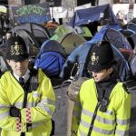 LONDRES Los «indignados» retaron a la autoridad y se mantienen en el campamento frente a la Catedral de San Pablo pese a la orden de levantarlo.