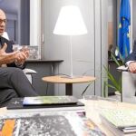 El presidente de la Comisión de Agricultura del Parlamento Europeo, Paolo de Castro, y el presidente de la Región de Murcia, Ramón Luis Valcárcel, ayer en Bruselas