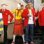 Modelos El presidente del COE, Alejandro Blanco, y el de Bosco, Mikhail Kusnirovich, posan delante de los maniquíes con el uniforme español