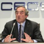 El presidente de CEOE, Juan Rosell, explica en una rueda de prensa el contenido del documento aprobado por la Junta Directiva de la patronal