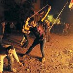 Manifestantes y policías egipcios se enfrentaban anoche en las calles de El Cairo