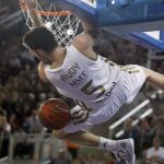 Rudy Fernandez se cuelga del aro durante el partido de la Euroliga contra el Anadolu Efes turco