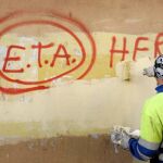 Las asociaciones de escoltas aseguran que las pintadas y la agresión verbal continúan