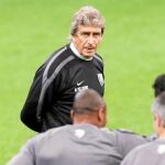 Manuel Pellegrini, técnico del Málaga, en el entrenamiento de ayer