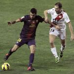 El delantero montenegrino Andrija Delibasic (d) presiona al centrocampista del Barcelona Sergio Busquets